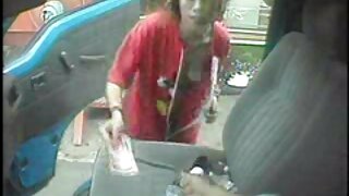 Красива блондинка мастурбує секс з мамою попку і отримує член коханця.