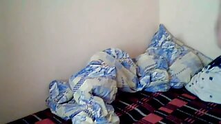 Красиві лесбіянки граються з потужними секс іграшками на дивані. син трахаєт маму