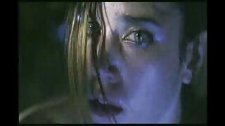 Молода парочка замість пошуків роботи трахкає секс син з мамою на ліжку.