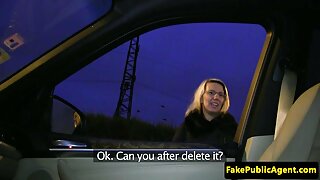 Хлопець вмовив молоду білявку в панчохах, вилизавши їй пілотку, на смачний mat porno трах.