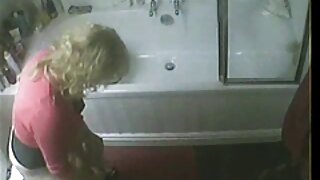 Блондинка в панчохах підставляє соковиту мамаша порно щілину для домашнього пориву.