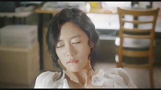 Два мамаша порно хлопці на ліжку влаштували для брюнетки подвійне проникнення