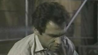 Скромниця в окулярах жадібно смокче великий член негра перед сном. porno video mama