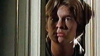 Брюнетка з білявкою займаються лесбійським порно син з мамою сексом біля басейну.