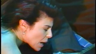 Брюнетка не знімаючи син і мама секс трусиків скаче на члені хлопця