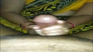 Красива кокетка в чорних porno video mama панчохах мастурбує піську на дивані