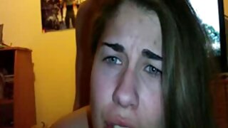 Молода брюнетка спокусила чоловіка на гарячий секс на мама з сином секс дивані.