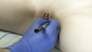 Чарівна порно з мамою друга Джилліан Янсон раком трахкає з хлопцем за диван.