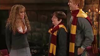 Брат підглянув за зведеною сестрою porno mamu і трахнув дитину.