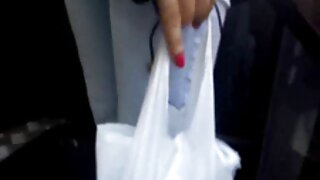 Руда коханка порно мама і дочка розсунула ноги і підставила соковиту пілотку для кохання.