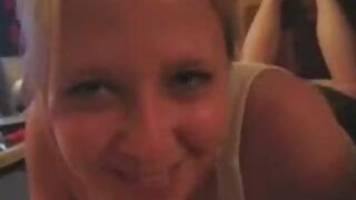 Дружина дивиться на зраду свого чоловіка з молодою брюнеткою у них mama порно у спальні.