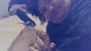 Дві дівчини в гарній білизні по черзі мають мужика пружними син трахнув свою маму попками.