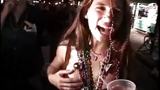 Молоденька дівчина розсуває ноги для подвійного проникнення seks porno mama та екстазу.