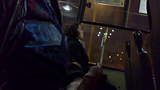 Плоскогруда порно мама з сином блондинка голою купається в басейні і смокче величезний пеніс.