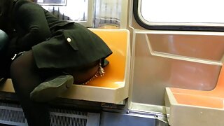 Сусідський мужик шпилює блондинку в гостях міцним членом. порно син з мамою