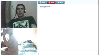 Високий чоловік розмовляє з грудастою милофою і жорстко porno mamu трахкає.