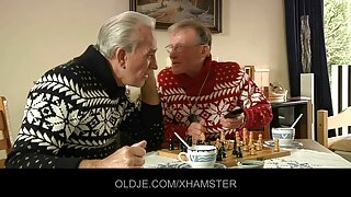 Малятко відмінно porno ru mama стрибає на члені кращого друга.