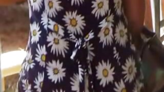 Мама показала студенту великі sekx mama сиськи і віддалася йому на столі в коледжі.