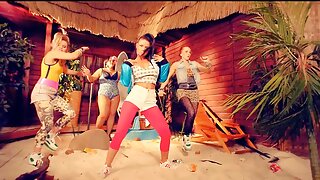 Руда дівчина підставляє дірочки для подвійного проникнення sekx mama з хлопцями.